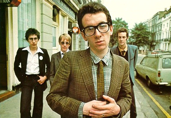 Le jeune Elvis Costello avec les jeunes Attractions