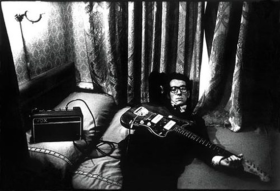 Elvis Costello fait la sieste.