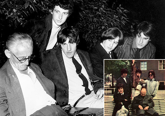 Les Kinks aimaient bien se faire prendre en photo auprès de vieux endormis sur des bancs