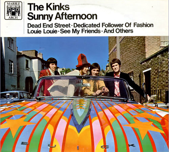 Les Kinks dans leur voiture psychédélique en 1966