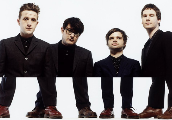Les Futureheads ont de belles chaussures rouges.
