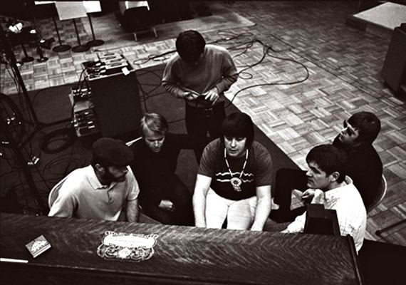 Brian Wilson montre sa dernière création aux autres Beach Boys
