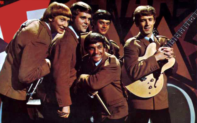 les Rockin Berries, le rouquin qui ressemble à Antoine Decaunes avec une perruque de Du Guesclin a une voix de falsetto