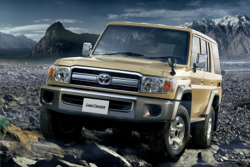 TOYOTA  RELANCE LE LAND CRUISER 70